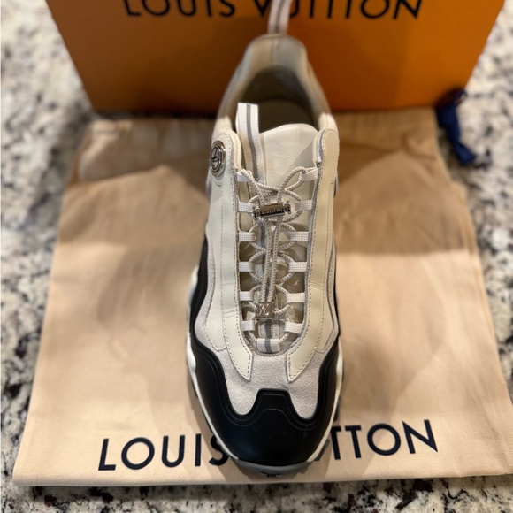Louis Vuitton Sneakers Sz 38 - Picture 9 of 9